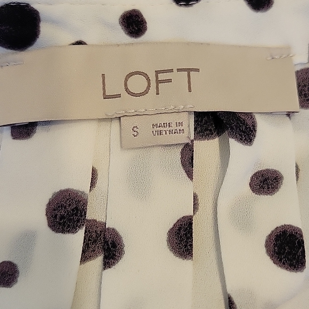 Loft black and white spotted sleeveless blouse.  Size is Small - Picture 7 of 8